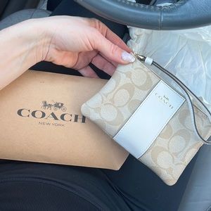 COACH NEW wrestlet never worn number open! Brand-new